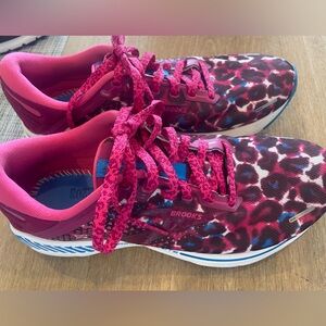 Womens used brooks adrenaline 22 in size 9 shoes